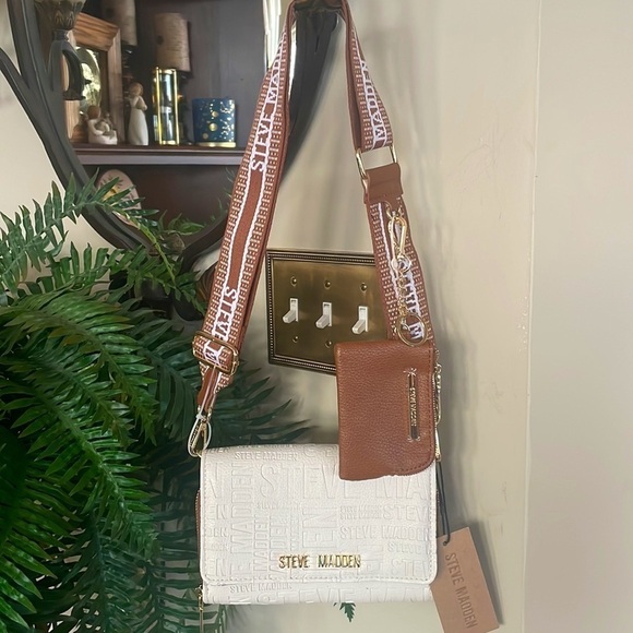 Brand New Steve Madden BLaurie Bone Cognac Logo Embossed Crossbody Wallet Purse - Picture 1 of 16